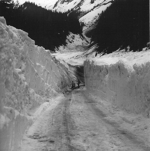 Le pont sous l'avalanche de 1974