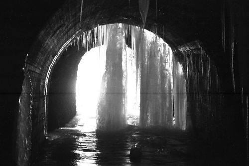 La glace dans un tunnel de l'ancienne route 1968