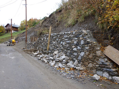 Murs de maintien dans la traversée du village